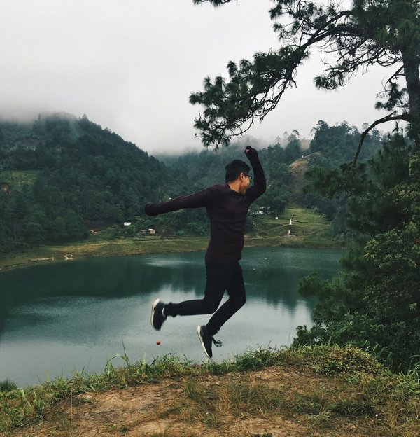 Quels sont les meilleurs itinéraires pour une aventure en VTT dans les montagnes Rocheuses, Canada: conseils et équipements?